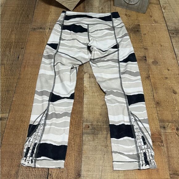 Lululemon True Self Crop
Bleacher Stripe White Black size 6 - Picture 10 of 14